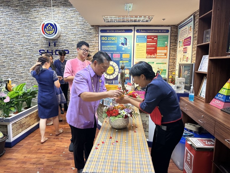 ชาว ศสท. ร่วมรดน้ำขอพร ผู้อำนวยการศูนย์สารสนเทศเพื่อการพัฒนาชุมชน เนื่องในวันสงกรานต์ 2567