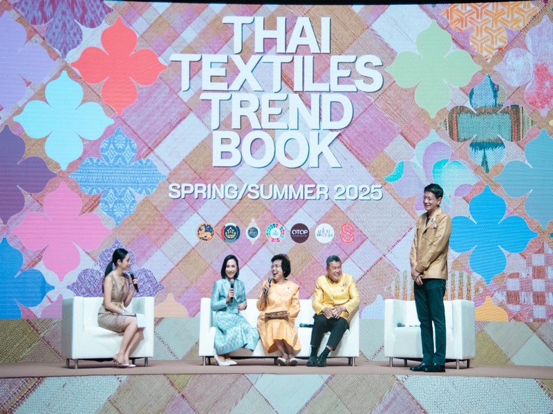 ศูนย์สารสนเทศฯ ร่วมพิธีเปิดตัว “หนังสือการพัฒนาองค์ความรู้เพื่อการพัฒนาผลิตภัณฑ์สู่สากล ประจำปี 2567 (Thai Textiles Trend Book Spring/Summer 2025)”