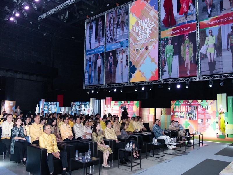 ศูนย์สารสนเทศฯ ร่วมพิธีเปิดตัว “หนังสือการพัฒนาองค์ความรู้เพื่อการพัฒนาผลิตภัณฑ์สู่สากล ประจำปี 2567 (Thai Textiles Trend Book Spring/Summer 2025)”