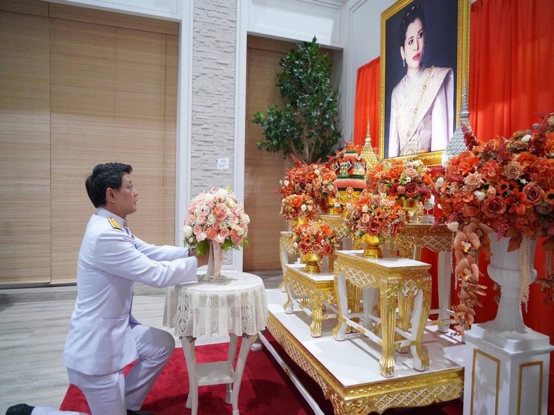 อธิบดีกรมการพัฒนาชุมชน พร้อมด้วย ผู้บริหารกรมการพัฒนาชุมชน และข้าราชการกรมพัฒนาชุมชน ทูลเกล้าทูลกระหม่อมถวายแจกันดอกไม้และลงนามถวายพระพรเบื้องหน้าพระฉายาลักษณ์ สมเด็จพระเจ้าน้องนางเธอเจ้าฟ้าจุฬาภรณวลัยลักษณ์ อัครราชกุมารี กรมพระศรีสวางควัฒน วรขัตติยราชนารี