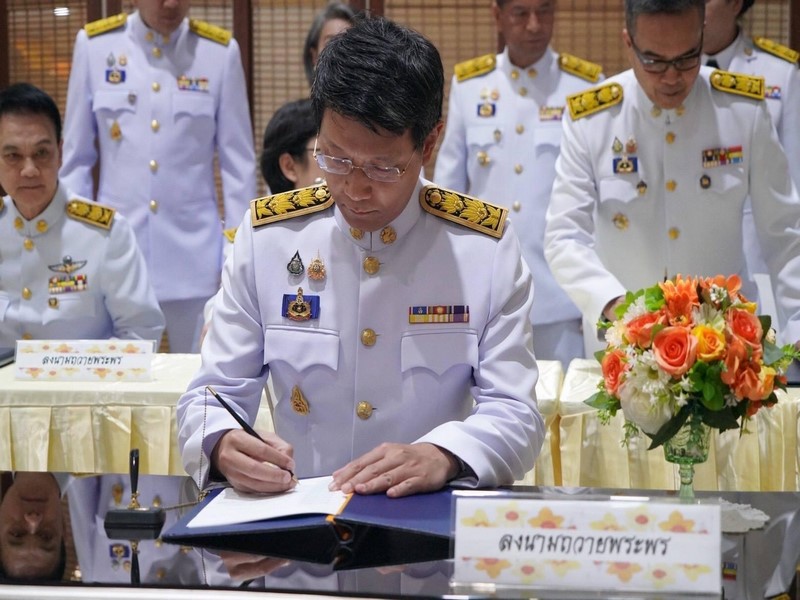 อธิบดีกรมการพัฒนาชุมชน พร้อมด้วย ผู้บริหารกรมการพัฒนาชุมชน และข้าราชการกรมพัฒนาชุมชน ทูลเกล้าทูลกระหม่อมถวายแจกันดอกไม้และลงนามถวายพระพรเบื้องหน้าพระฉายาลักษณ์ สมเด็จพระเจ้าน้องนางเธอเจ้าฟ้าจุฬาภรณวลัยลักษณ์ อัครราชกุมารี กรมพระศรีสวางควัฒน วรขัตติยราชนารี