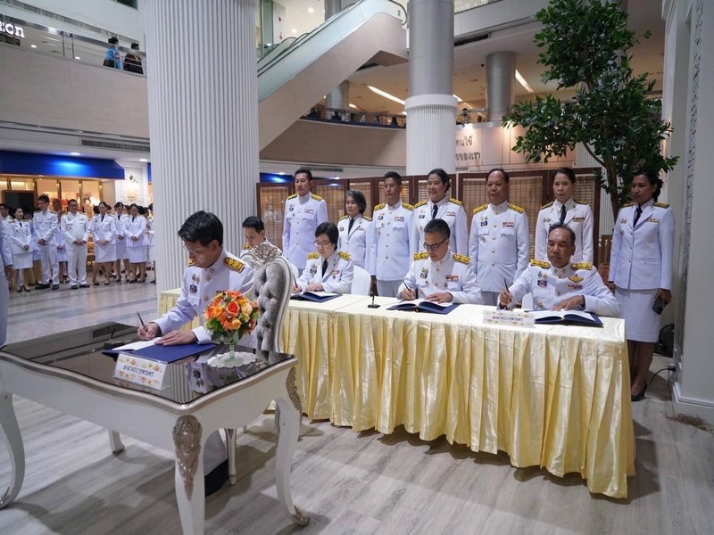 อธิบดีกรมการพัฒนาชุมชน พร้อมด้วย ผู้บริหารกรมการพัฒนาชุมชน และข้าราชการกรมพัฒนาชุมชน ทูลเกล้าทูลกระหม่อมถวายแจกันดอกไม้และลงนามถวายพระพรเบื้องหน้าพระฉายาลักษณ์ สมเด็จพระเจ้าน้องนางเธอเจ้าฟ้าจุฬาภรณวลัยลักษณ์ อัครราชกุมารี กรมพระศรีสวางควัฒน วรขัตติยราชนารี