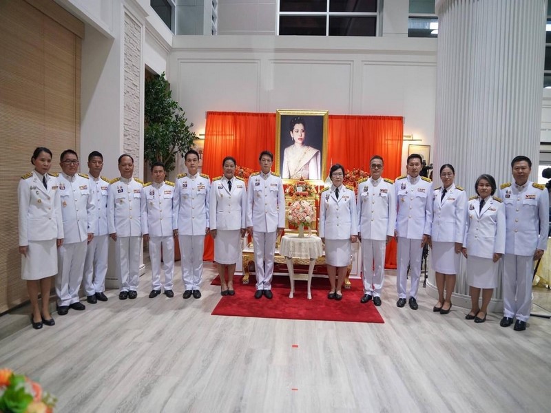 อธิบดีกรมการพัฒนาชุมชน พร้อมด้วย ผู้บริหารกรมการพัฒนาชุมชน และข้าราชการกรมพัฒนาชุมชน ทูลเกล้าทูลกระหม่อมถวายแจกันดอกไม้และลงนามถวายพระพรเบื้องหน้าพระฉายาลักษณ์ สมเด็จพระเจ้าน้องนางเธอเจ้าฟ้าจุฬาภรณวลัยลักษณ์ อัครราชกุมารี กรมพระศรีสวางควัฒน วรขัตติยราชนารี