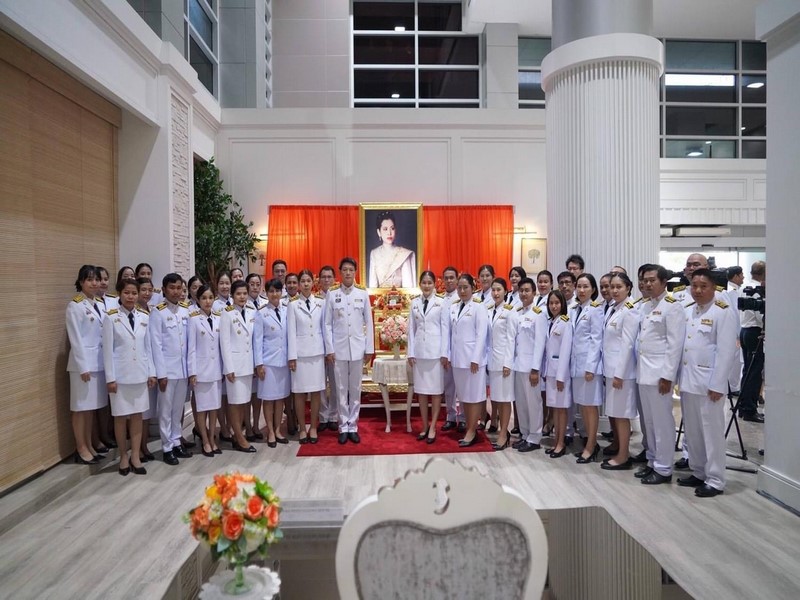 อธิบดีกรมการพัฒนาชุมชน พร้อมด้วย ผู้บริหารกรมการพัฒนาชุมชน และข้าราชการกรมพัฒนาชุมชน ทูลเกล้าทูลกระหม่อมถวายแจกันดอกไม้และลงนามถวายพระพรเบื้องหน้าพระฉายาลักษณ์ สมเด็จพระเจ้าน้องนางเธอเจ้าฟ้าจุฬาภรณวลัยลักษณ์ อัครราชกุมารี กรมพระศรีสวางควัฒน วรขัตติยราชนารี