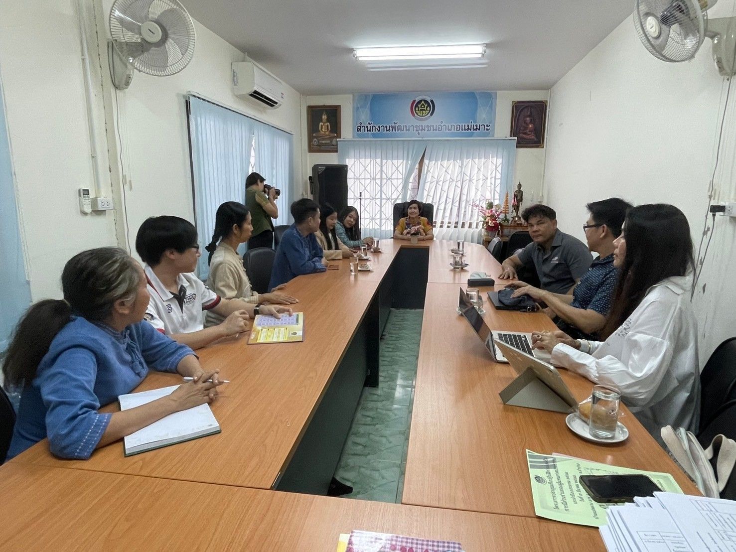 กรมการพัฒนาชุมชน สนับสนุนทีมไอทีลงพื้นที่ติดตามขับเคลื่อนงานระบบเทคโนโลยีสารสนเทศ เครือข่ายอินเตอร์เน็ต และความมั่นคงปลอดภัยสารสนเทศ ณ จังหวัดลำปาง