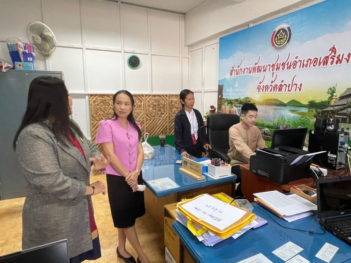 กรมการพัฒนาชุมชน สนับสนุนทีมไอทีลงพื้นที่ติดตามขับเคลื่อนงานระบบเทคโนโลยีสารสนเทศ เครือข่ายอินเตอร์เน็ต และความมั่นคงปลอดภัยสารสนเทศ ณ จังหวัดลำปาง