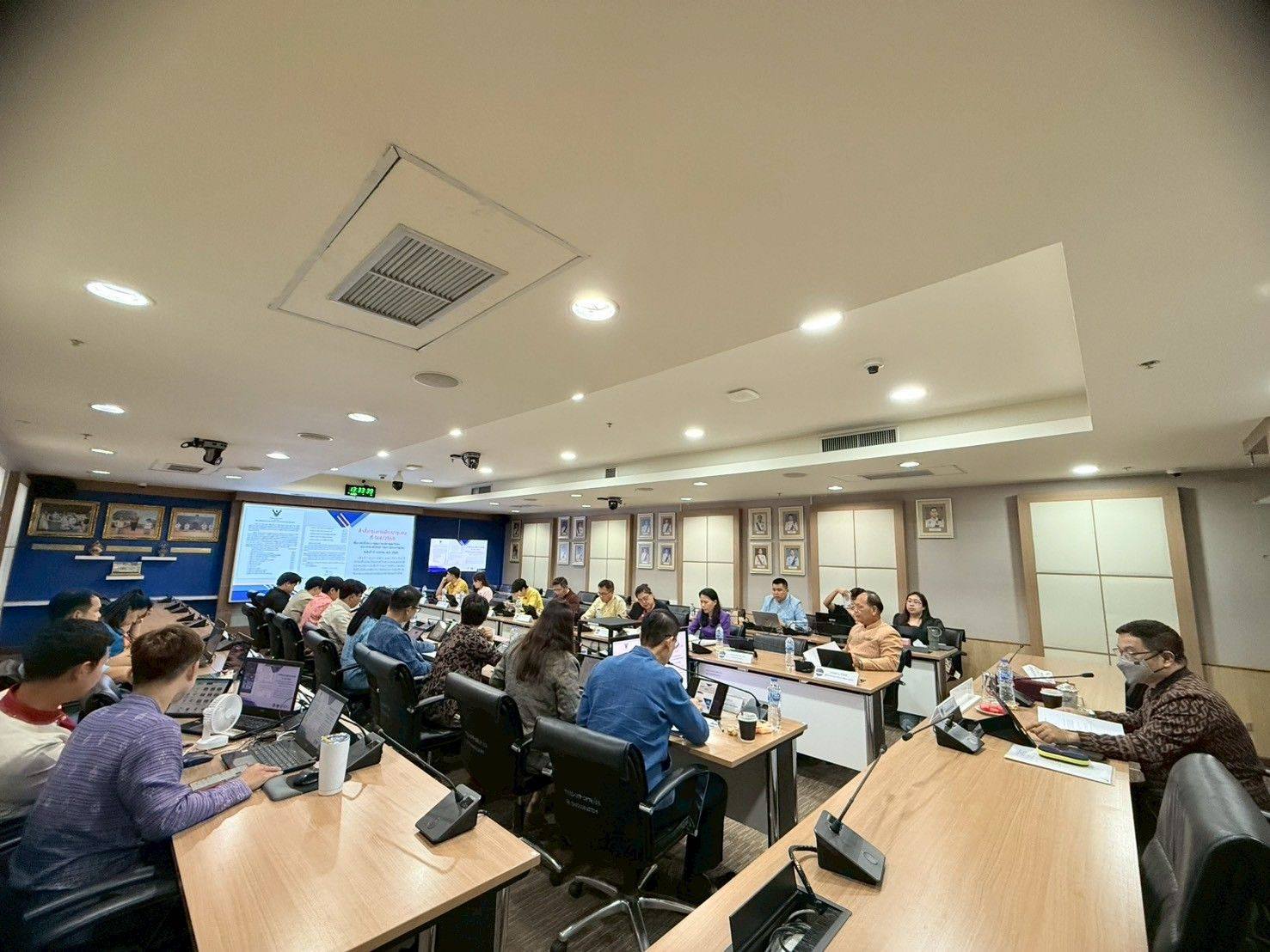 พช. เดินหน้ายกระดับเทคโนโลยี ยึดหลักความมั่นคง – โปร่งใส – คุ้มค่า เพื่อประโยชน์สูงสุดของประชาชน ผ่านการประชุมคณะกรรมการบริหารและจัดหาระบบคอมพิวเตอร์ กรมการพัฒนาชุมชน ครั้งที่ 1/2568