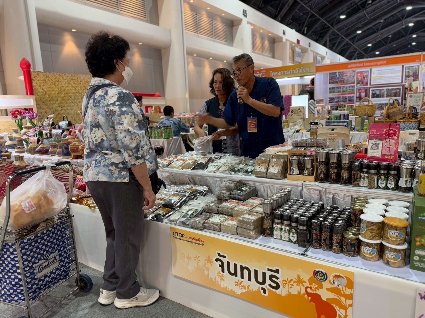 ศสท. เยี่ยมชมให้กำลังใจผู้ประกอบการหมู่บ้านคนรักษ์ช้าง ภายใต้โครงการพัชรสุธาคชานุรักษ์