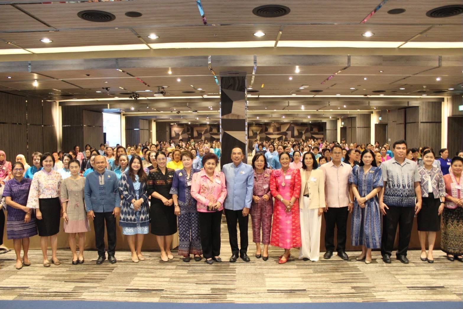 กรมการพัฒนาชุมชน ถอดบทเรียนความสำเร็จการขับเคลื่อนโยบายกระทรวงมหาดไทยขององค์กรสตรี ส่งเสริมพลังสตรีขับเคลื่อนงานพัฒนาชุมชน